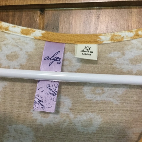 Variety of 4 summer dresses - Picture 5 of 6